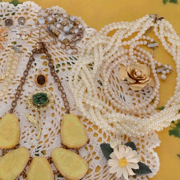 Vintage to Modern WEARABLE Costume Jewelry 20+ Trifari, P, and Japan - Picture 5 of 5